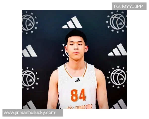 林葳在俄勒冈大学积极训练与队友们共同参与团建活动展现团队精神