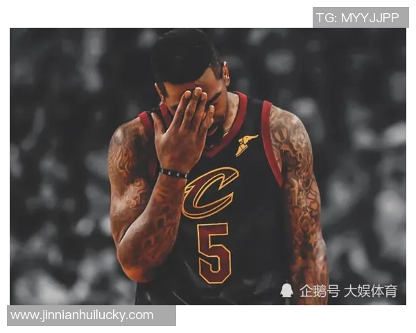 詹姆斯在家高尔夫模拟器练球分享精进球技的日常时光